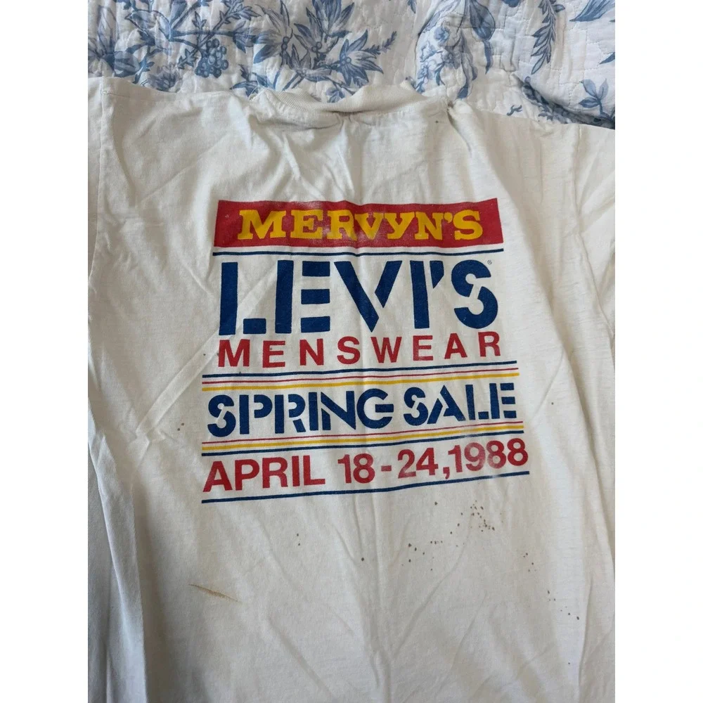 Vintage 1988 Levis Menswear Mervyns Spring Sale T-Shirt White Medium Distressed